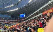 开云体育-球迷疯狂捧场，球队士气高涨