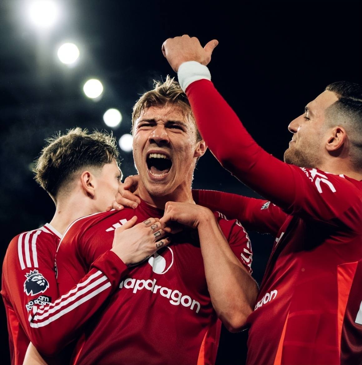 世界足坛传奇名宿再掀热潮,瞩目比赛再现的简单介绍 世界足坛传奇名宿再掀热潮,瞩目比赛再现的简单介绍