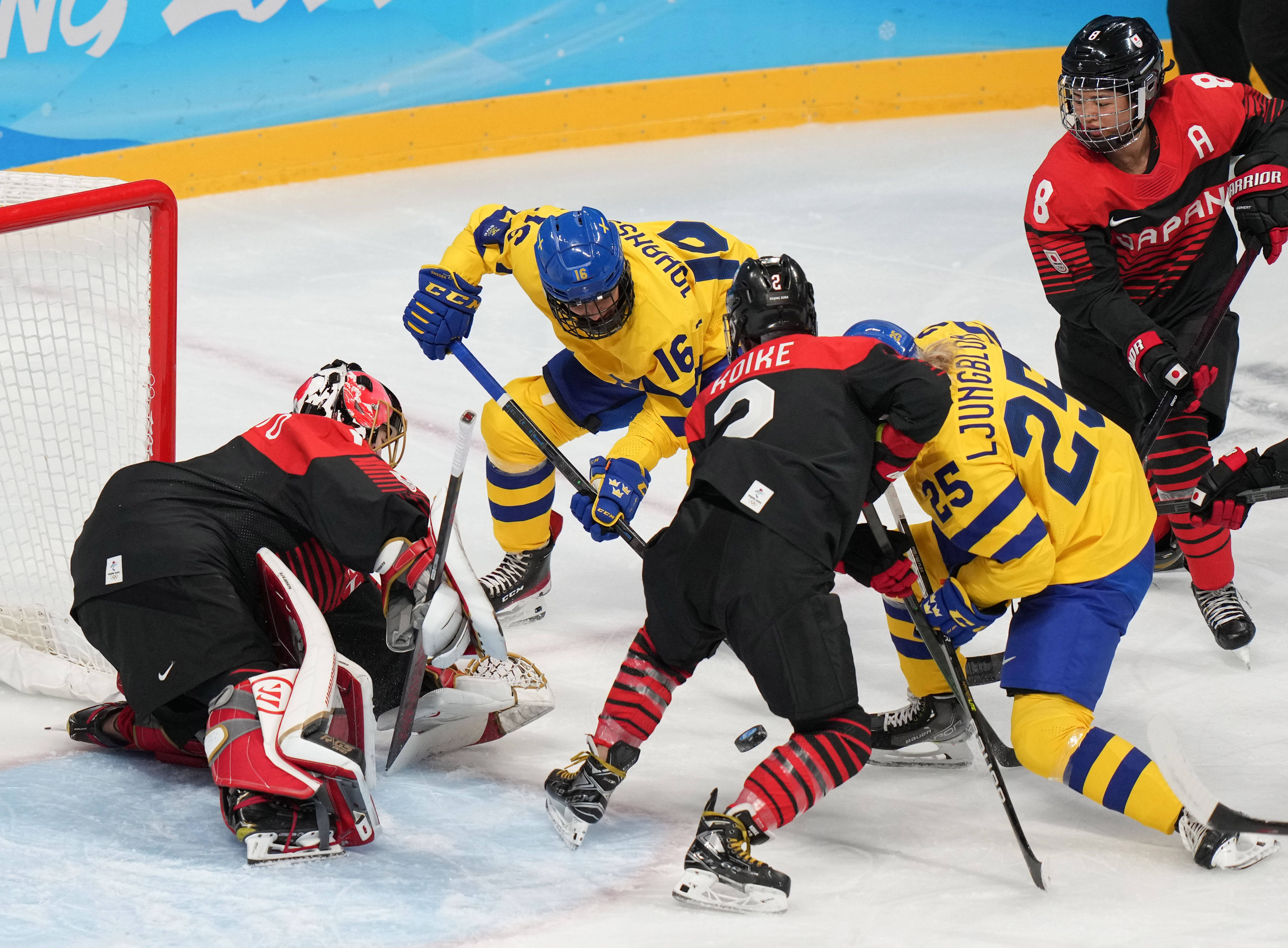 立陶宛女子冰球队夺得第三名