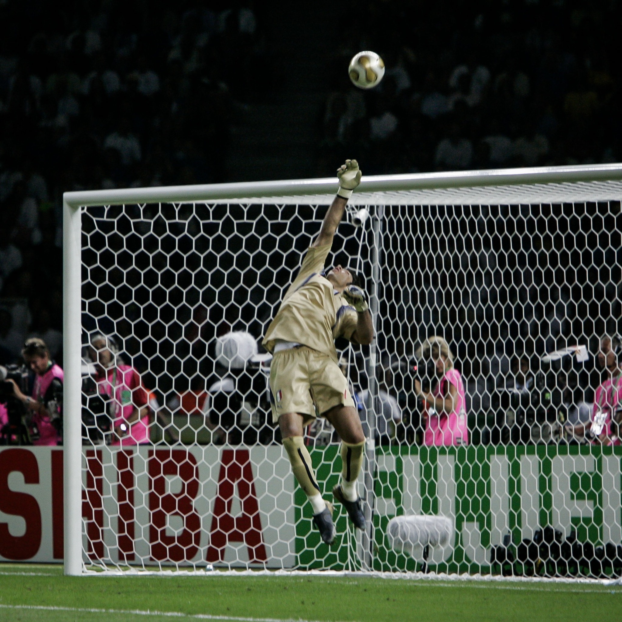 曼联门将扑出关键球,以此赢得场比赛的简单介绍 曼联门将扑出关键球,以此赢得场比赛的简单介绍