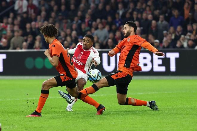阿贾克斯击败利物浦，双方携手晋级