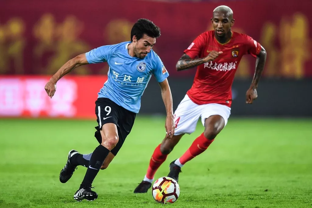 恒大客场大胜重庆，继续保持领先优势