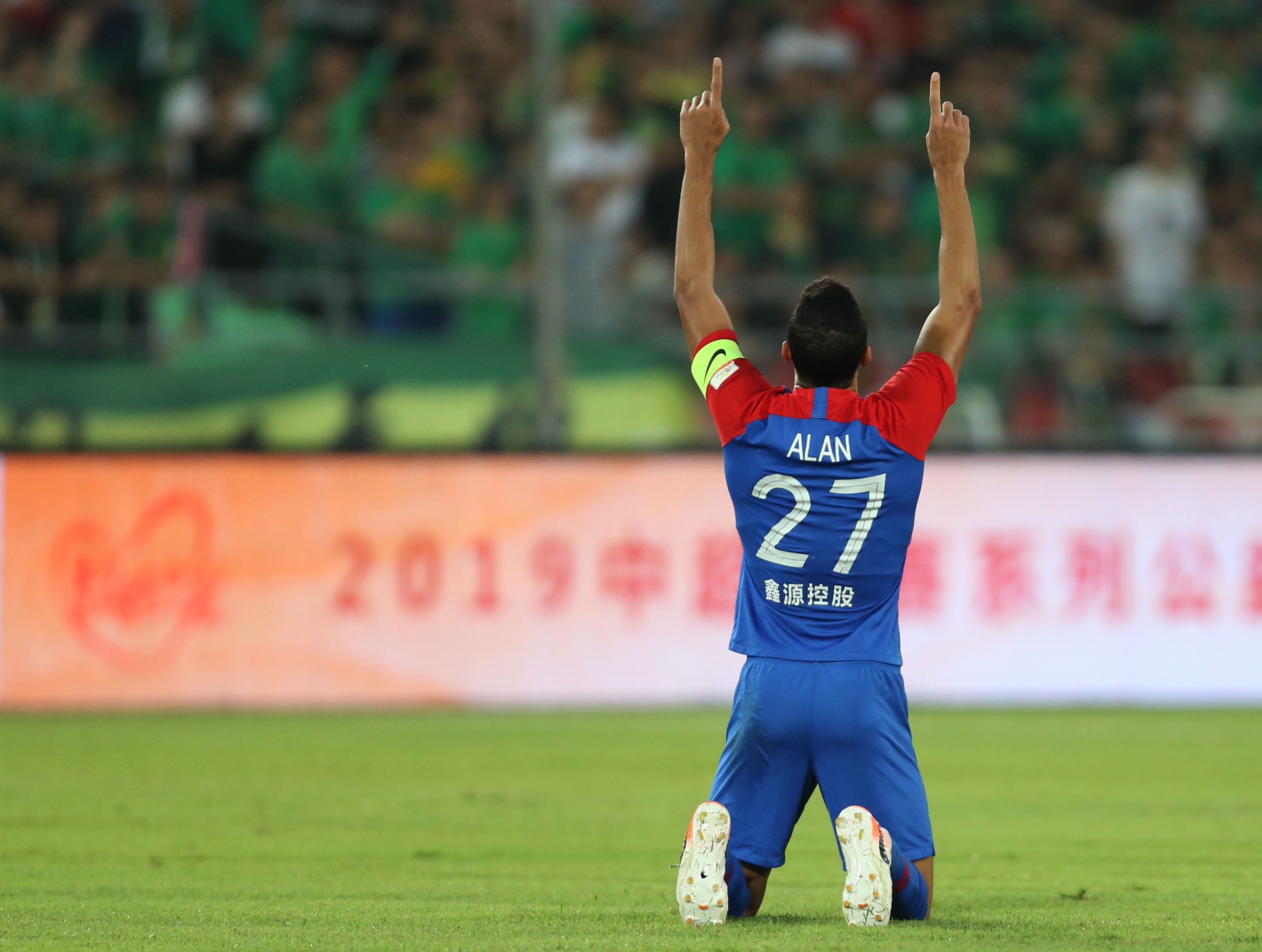 关于上海上港客场一球小胜重庆斯威，保持不败记录的信息