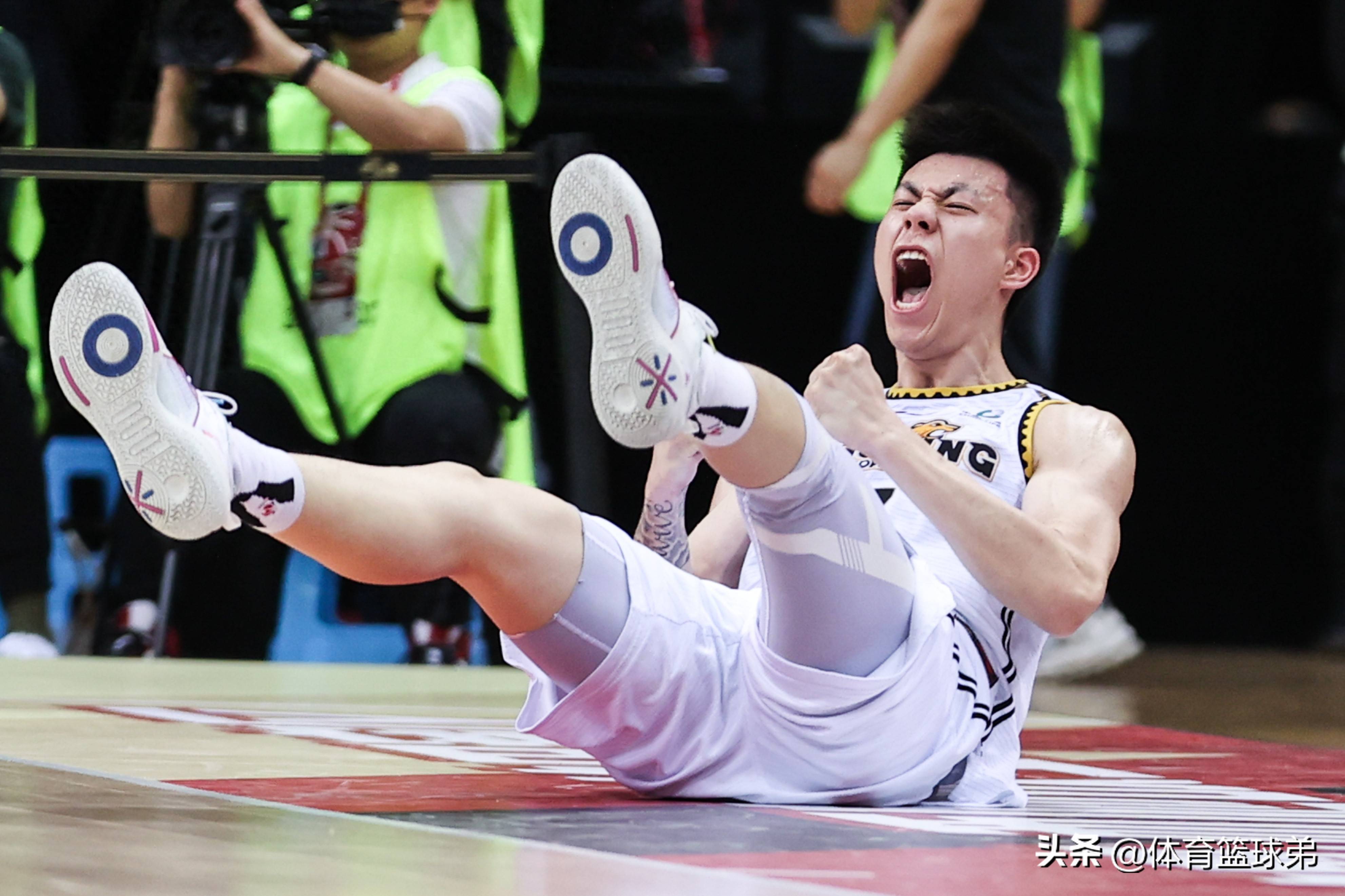 主力球员受伤急需调整战术，备战重要比赛