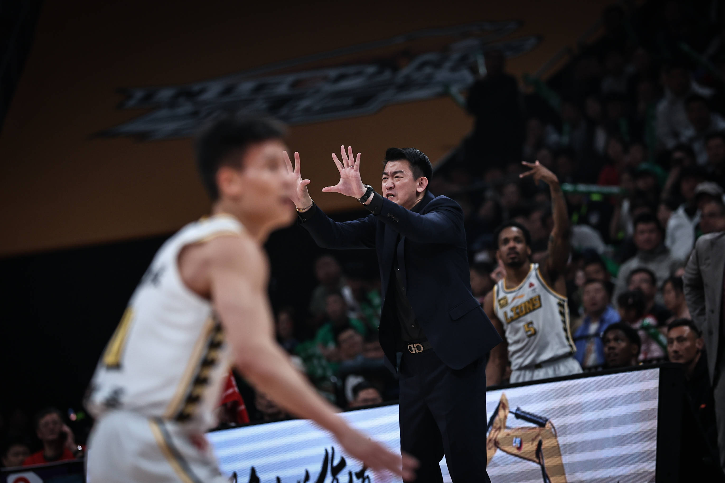 关于职业篮球比赛近况：辽宁男篮成功保持不败的信息